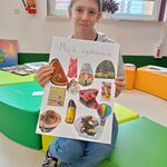 Uczennica siedzi na pufie i pokazuje swoją pracę Mapa marzeń..jpg