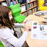 W bibliotece przy stole siedzi uczennica i wykleja pracę Mapa marzeń..jpg