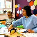 W bibliotece Pani z uczennicą siedzą przy stole i wyklejają pracę Mapa marzeń..jpg