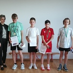 Pani dyrektor z finalstami Mistrzostw Szkoły w tenisie stołowym w kategorii chłopców klas VII-VIII.jpg