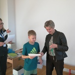 Pani dyrektor wręcza dyplom zawodnikowi klasy 6a.jpg