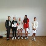 Finalistki Mistrzostw Szkoły w tenisie stołowym w kategorii dziewcząt klas VII-VIII z panią dyrektor.jpg