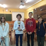 Uczniowie z SP26 z medalami i pucharem.jpg