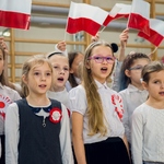 Dzieci z klas trzecich śpiewają i trzymają flagi Polski..jpg