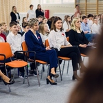 Pani Dyrektor_ nauczyciele i uczniowie oglądaja przedstawienie..jpg