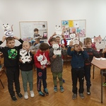 Chłpocy prezentują wykonane koty..jpg