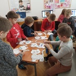 Chlpocy kolorują koty wycięte ze styropianu.jpg