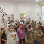 Dziewczynki prezentują wykonane koty.jpg