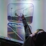 Uczennica wskazuje na zdjęciach jedno ze źródeł energii..jpg