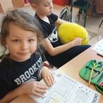 Uczniowie wypełniają kartę pracy dotyczącą źródeł energii.jpg