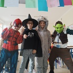Chłopcy przebrani za Spidermana_ leniwca_ Harrego Potera i Shreka pozują do zdjęcia.jpg