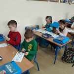 Uczniowie wycinają elementy sudoku.jpg
