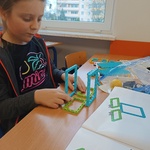 Dziewczynka buduje na podsatwie instrukcji obrazkowej.jpg