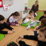 Sześcioro dzieci pisze słowa na kolorowych listkach..jpg