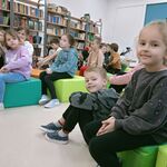 6 W bibliotece szkolnej na pufach siedzą uczniowie. W tle półki z książkami..jpg