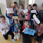 Grupa uczniów pozuje do zdjęcia_ dzieci trzymają kartki na których wypisane są prawa.jpg