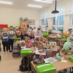 Dzieci w asyście swoich pluszaków pokazują wykonane przez siebie portrety misi na kartkach.jpg