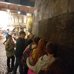 Uczniowie w Muzeum Powstania Warszawskiego słuchają bijącego serca Warszawy - przykładają uszy do ściany.jpg