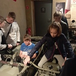 Uczniowie na motorze w Muzeum Powstania Warszawskiego.jpg