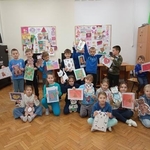 Uczniowie pozują do zdjęcia_ trzymając w rękach wykonane przez siebie prace z misiami.jpg