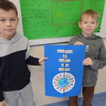 Dwóch uczniów prezentują wykonany przez siebie lapbook..jpg