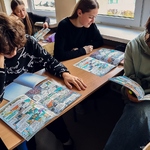 3 z 4 Uczniowie czytają komiks.jpg
