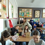 dzieci pokazują upominki i cieszą się z nich.jpg
