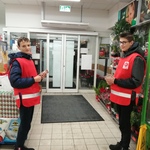 Wolontariusze rozdający ulotki.jpg