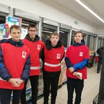 Wolontariusze podczas zbiórki żywności.jpg
