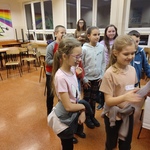 Grupa dzieci odbiera dyplomy i upominki na zakończenie warsztatów..jpg