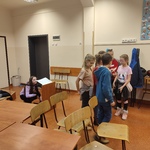 Dzieci realizują mini przedstawienie teatralne..jpg