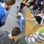 dzieci bawiące się w limbo.jpg