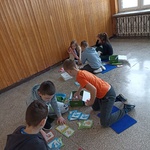 Dzieci zapoznają się z robotek Qobo i kartami..jpg