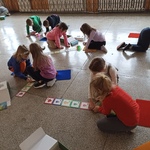 Uczniowie programują trasę na podłodze..jpg