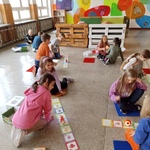 Dzieci patrzą_ jak robot wykonuje zadania..jpg