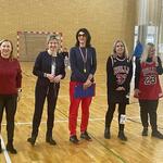Pani dyrektor w towarzystwie organizatorki turnieju i wychowawczyń klas piątych rozpoczyna zmagania.jpg