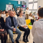 Zaproszeni goście słuchają śpiewających uczniów.
