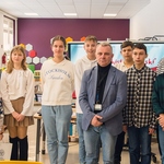 Laureaci konkursu i zaproszeni goście pozują do zdjęcia.