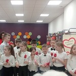 1. Grupa dzieci z tulipanami czeka na rozpoczęcie uroczystości..jpg