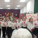 0 Grupa dzieci przygotowuje się do występu..jpg