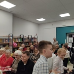 Dzieci składają życzenia swoim dziadkom..jpg