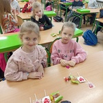 Dziewczynki układają otrzymane prezenty.jpg