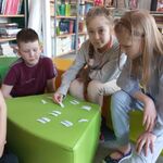 Zdjęcie 4 W bibliotece uczniowie klasy 3c układają na pufie rozsypankę wyrazową..jpg
