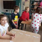 Zdjęcie 6 W bibliotece uczniowie klasy 3c pracuja w grupach przy stolikach..jpg