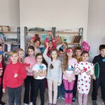 Zdjęcie 7 W bibliotece klasa 3c pozuje do zdjęcia grupowego. W tle półki z książkami..jpg