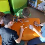 Zdjęcie 10 W bibliotece uczniowie klasy 2b układają na pufie rozsypankę wyrazową..jpg