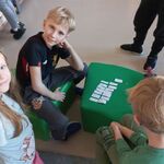 Zdjęcie 9 W bibliotece uczniowie klasy 2b układają na pufie rozsypankę wyrazową..jpg