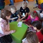 Zdjęcie 11 W bibliotece uczniowie klasy 2b siedzą na pufach i dywanie. Ogladają pocztówki o uczuciach..jpg