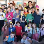 Zdjęcie 12 W bibliotece klasa 2b pozuje do zdjęcia grupowego. W tle półki z książkami..jpg