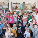 Zdjęcie 17 W bibliotece klasa 1b pozuje do zdjęcia grupowego. W tle półki z książkami..jpg